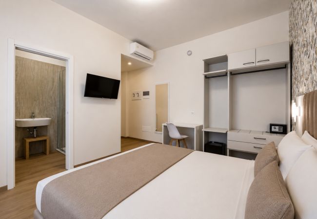 Rent by room in Firenze - Seven Suites Central Apt 13