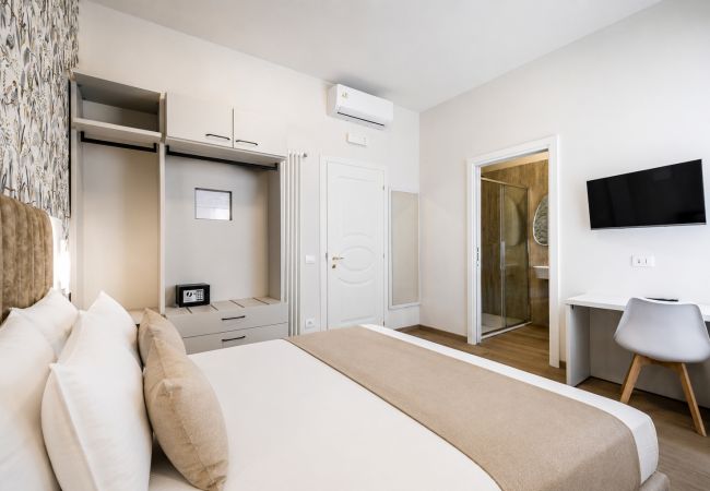 Rent by room in Firenze - Seven Suites Central Apt 9