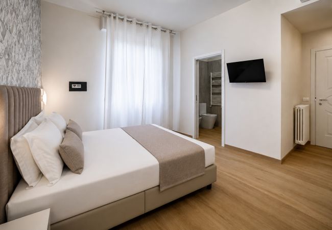 Rent by room in Firenze - Seven Suites Central Apt 12